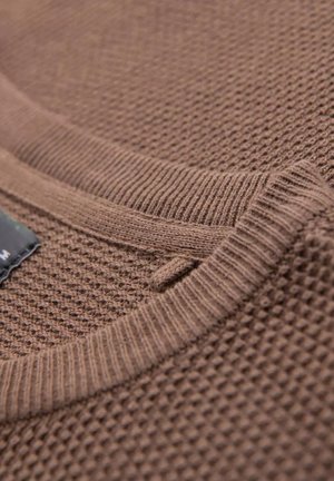 Brauner strukturiertes Sweater mit einem gestrickten Muster und geripptem Kragen. Verfügt über ein kleines Etikett in der Nähe des Halsausschnitts für die Markenkennzeichnung.