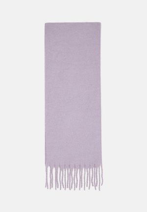 Miękki, lawendowy, prostokątny szal z długimi frędzlami wzdłuż jednego brzegu, rozłożony na płasko na białym tle.