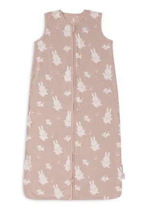 Sac de couchage rose avec fermeture éclair, en tissu doux, présentant un motif répété de lapins et d'ours en crème, sans manches et avec un col arrondi.