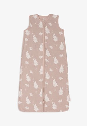 Sac de couchage rose avec fermeture éclair, en tissu doux, présentant un motif répété de lapins et d'ours en crème, sans manches et avec un col arrondi.