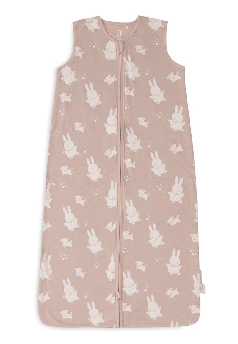 Sac de couchage rose avec fermeture éclair, en tissu doux, présentant un motif répété de lapins et d'ours en crème, sans manches et avec un col arrondi.