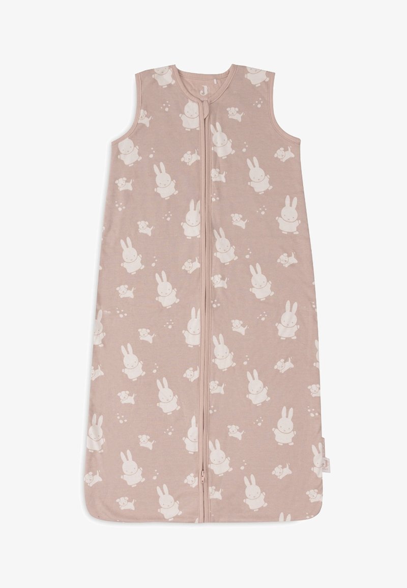 Sac de couchage rose avec fermeture éclair, en tissu doux, présentant un motif répété de lapins et d'ours en crème, sans manches et avec un col arrondi.