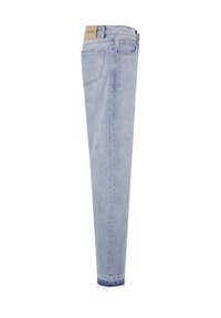 Világoskék egyenes szárú farmer hátsó zsebekkel, bézs márkacímkével a derékrészen és foszlós szegélyek fehér háttér előtt.