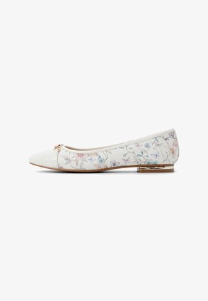 Ballerine en cuir blanc brillant avec un motif floral aux couleurs pastel sur le corps, agrémentée d'un petit accent doré à l'avant.