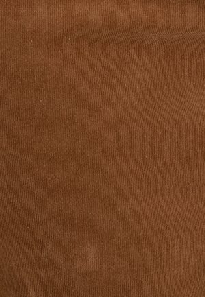 Tissu en velours côtelé marron avec une texture à côtes verticales, doux au toucher et d'une couleur uniforme. Convient pour l'ameublement ou les vêtements.