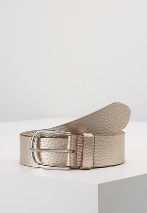 Opgerolde metallic gouden textuurlederen riem met zilveren rechthoekige gesp, geplaatst op een witte ondergrond tegen een effen achtergrond.