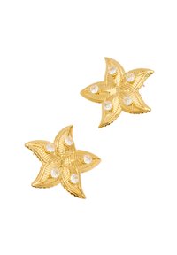 Orecchini a forma di stella dorata con motivi di foglia testurizzati, decorati con cinque gemme chiare su ogni pezzo.