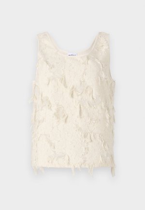 Tej jellegű, fodros mintájú, ujj nélküli, krémszínű felső sima élekkel. A nyakrészen "Marella" felirat található.