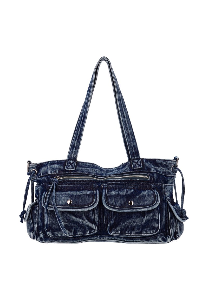 Jeans-Shopper in tiefem Blau mit zwei vorderen Taschen, Reißverschluss, verstellbaren Trägern und kontrastierenden Steppnähten.