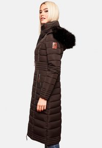 Donkerbruine pufferjas met een capuchon en nepbontafwerking, horizontaal gequilt ontwerp, zijzakken met rits en een merkpatch op de mouw.