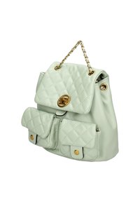 Zaino imbottito verde chiaro realizzato in morbido materiale, con una patta dotata di una chiusura in oro, una maniglia a catena e due tasche frontali con chiusure a scatto.