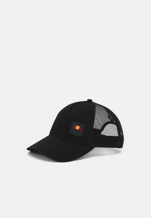 Sort baseballkasket med netpaneler bagpå og et lille rektangulært logopatch i rød, orange og gul på frontpanelet.