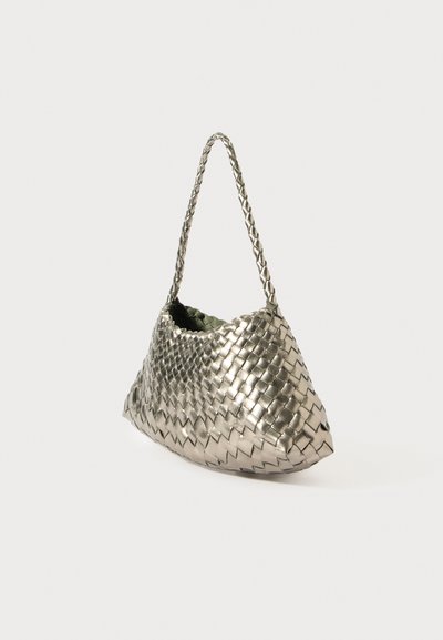 Metalen zilveren geweven handtas met een gevlochten band, driehoekige vorm en een gestructureerd oppervlak, met een pluche groene binnenkant.