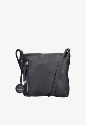 Sac bandoulière en cuir noir texturé avec poche zippée à l'avant, sangle réglable et étiquette ronde avec logo attachée près de la fermeture éclair.