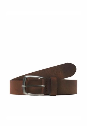 Cintura di pelle marrone con fibbia in metallo argento, parzialmente arrotolata su sfondo bianco.