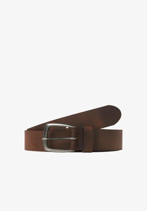 Cintura di pelle marrone con fibbia in metallo argento, parzialmente arrotolata su sfondo bianco.
