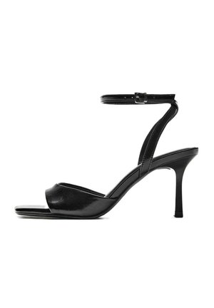 Sandale à talon haut en cuir noir avec bout ouvert, fine bride de cheville avec boucle et talon effilé.