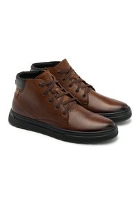 Ciemnobrązowe skórzane botki za kostkę z teksturowanym wykończeniem, czarnymi akcentami i okrągłym noskiem. Posiadają sześć otworów na sznurowadła oraz gumową podeszwę dla lepszej przyczepności.