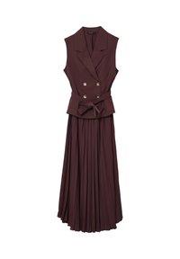 Robe sans manches bordeaux avec un design à double boutonnage, des boutons dorés, une taille ceinturée et une jupe plissée fluide. Texture de tissu douce.