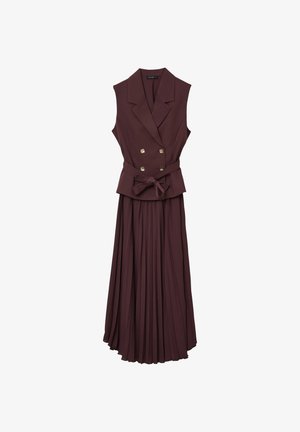 Robe sans manches bordeaux avec un design à double boutonnage, des boutons dorés, une taille ceinturée et une jupe plissée fluide. Texture de tissu douce.