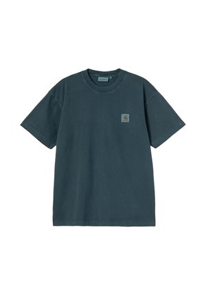 T-shirt en coton de couleur bleu sarcelle foncé avec un col rond. Il présente des manches courtes et un petit patch logo carré sur le côté gauche de la poitrine.