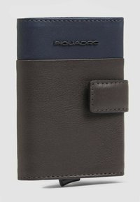 Portafoglio in pelle marrone con parte superiore strutturata blu scuro. Presenta una chiusura a scatto e un logo in rilievo. Finitura liscia con cuciture visibili.