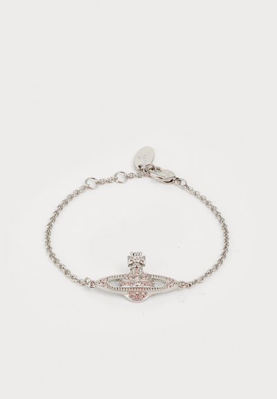 Bracelet en chaîne argentée avec un charm en forme d'ovale orné de gems roses et transparents, ainsi qu'un détail en croix sur le dessus. Texture lisse, design élégant.