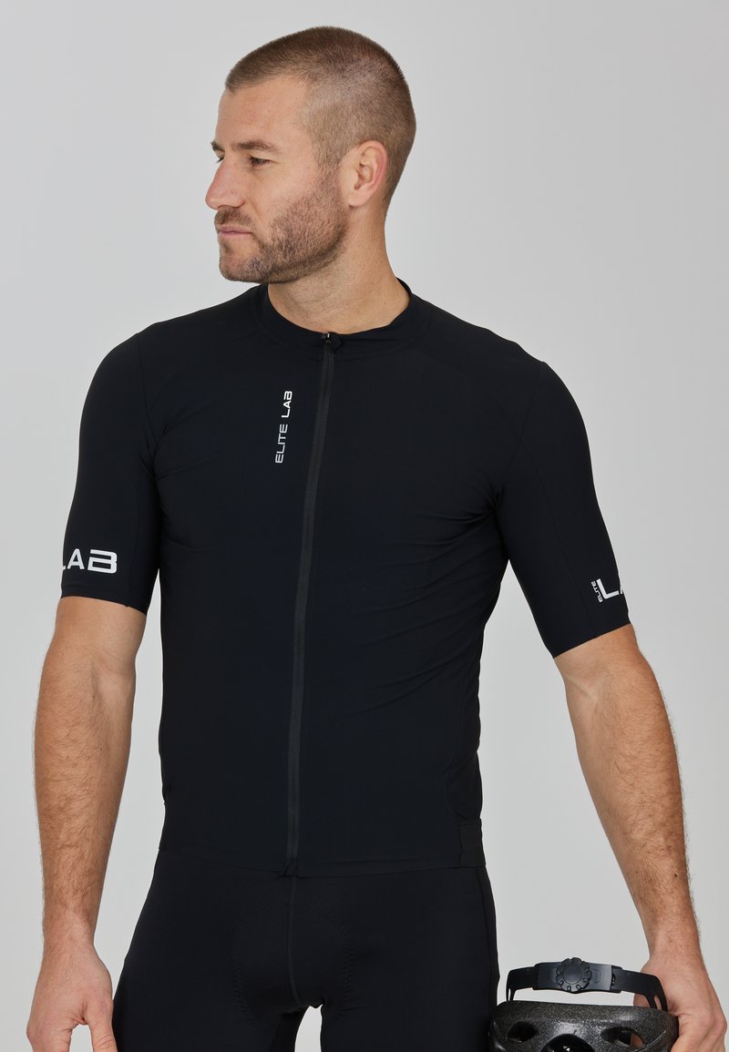 Schwarz radfahren Trikot mit kurzen Ärmeln, Reißverschluss vorne und "ELITE LAB"-Marke. Der Stoff wirkt glatt und eng anliegend, was die Leistung betont.