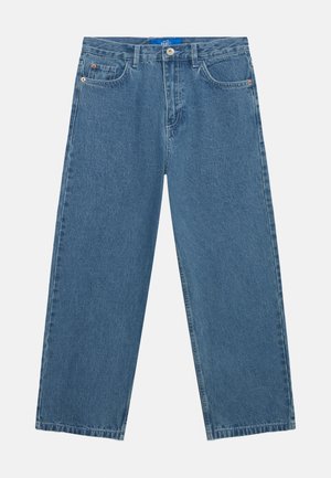 Niebieskie dżinsy o prostych nogawkach, z przednim zapięciem na guziki i zamek błyskawiczny, szlufkami na pasek oraz pięcioma kieszeniami na białym tle.