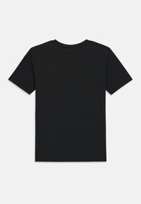 Μαύρο κοντομάνικο μπλουζάκι, φτιαγμένο από βαμβάκι, με κολάρο σε σχήμα κύβου και λεία υφή, απεικονίζοντας μόνο την πίσω πλευρά.