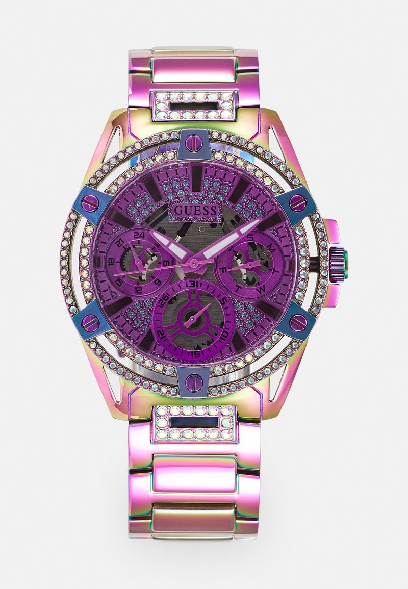 Montre Purple Guess avec un boîtier métallique multicolore, des accents en cristaux sertis autour de la lunette et un bracelet métallique à maillons.