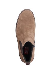 Bottines en daim marron avec panneaux élastiques sur les côtés, bord supérieur arrondi et coutures contrastées le long de la semelle. Intérieur doublé avec étiquette de marque visible.