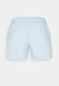 Shorts bleu clair à taille élastique avec un design simple, montrés de dos sur un fond blanc.