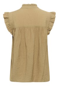 Top marrón claro con un escote con volantes y mangas cortas con fruncidos. Tejido texturizado con sutiles líneas verticales. Diseño casual y de corte suelto.