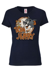 Tummansininen t-paita, joka on valmistettu puuvillasta ja jossa on vanhan ajan tyyliin tehty Tom ja Jerry -printti. Suunnittelussa on rohkeaa kirjaimistoa ja sarjakuvamaisia kuvastoja.