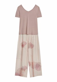 Dwuczęściowy zestaw składający się z topu z krótkim rękawem w jasnoróżowym kolorze z dekoltem w serek oraz luźnych spodni o szerokich nogawkach w kwiatowy wzór w delikatnych odcieniach różu.