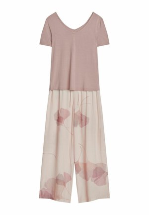 Zweiteiliger Outfit bestehend aus einem kurzärmeligen, hellrosa V-Ausschnitt-Top und luftigem, weit geschnittenem Hosen mit einem floralen Muster in sanften Rosatönen.