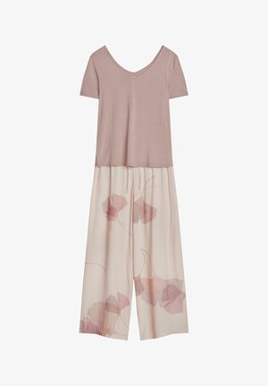 Dwuczęściowy zestaw składający się z topu z krótkim rękawem w jasnoróżowym kolorze z dekoltem w serek oraz luźnych spodni o szerokich nogawkach w kwiatowy wzór w delikatnych odcieniach różu.