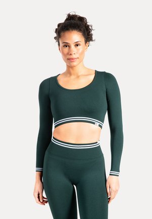 Top corto a maniche lunghe verde scuro con scollatura curva e strisce bianche orizzontali all'orlo, abbinato a leggings a vita alta dello stesso colore.