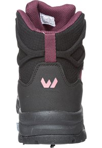 Scarponcino da trekking nero e bordeaux con tomaia testurizzata, collo imbottito e accento del logo rosa sul tallone. Suola in gomma per una migliore trazione.