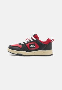 Baskets de sport noires et rouges avec un dessus texturé, lacets blancs et semelle couleur crème. Présente un patch de logo sur le côté.