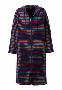 Lang mørkeblå hættetrøjekjole med horisontale røde, orange og blå striber, lynlås foran, snøring i hætten og to forlommer.