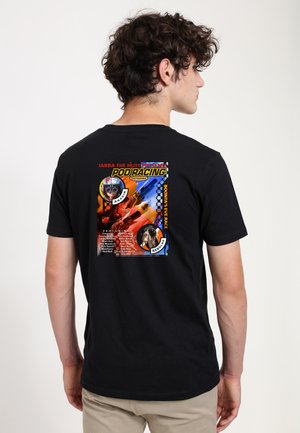 Sort bomulds t-shirt med et farverigt grafisk motiv på ryggen, der skildrer en pod racing-scene med karakternavne, logoer og levende accenter.