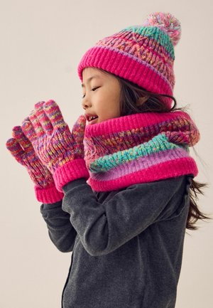 Strickset aus Mütze, Handschuhen und Schal in lebhaftem Pink mit mehrfarbigen Mustern und einem Pompon auf der Mütze. Das Material wirkt wollähnlich.