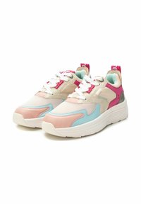 Zapatillas con parte superior de malla y sintético, que presentan paneles en rosa, azul y beige, cordones blancos y un talón texturizado; suela blanca acolchada.