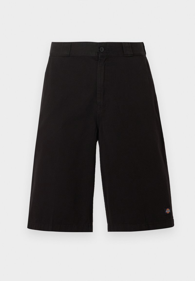 Shorts noirs longueur genou avec passants de ceinture, fermeture à bouton, et petite étiquette logo près de l'ourlet sur la jambe droite.