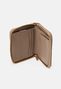 Καφέ δερμάτινο πορτοφόλι με χρυσό φερμουάρ, που διαθέτει πολλαπλές θήκες για κάρτες, μια θήκη για χαρτονομίσματα και διακριτική επωνυμία στο εσωτερικό.