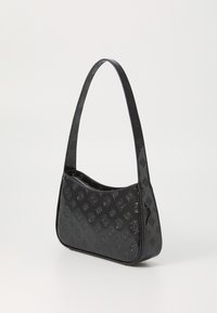 Sort skuldertaske med en glat, blank finish, der har præget logo mønstre og en enkelt strop. Lynlåsåbning øverst.