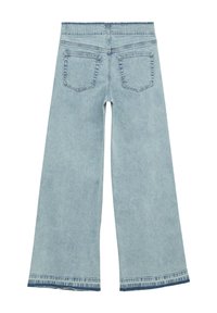 Jeans de mezclilla de un azul claro, de pierna ancha y cintura alta, con dos bolsillos traseros y acabados deshilachados en la parte inferior.