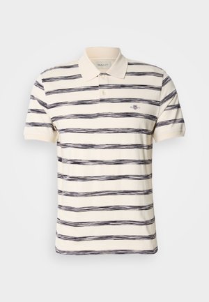 Camisa polo a rayas en color crema con rayas horizontales en azul marino. Cuenta con un cuello doblado, dos botones y un pequeño logo de la marca en el pecho.